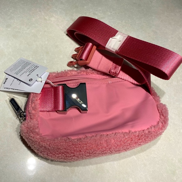 New lululemon Everywhere Belt Bag 1L Fleece with tags pink & shopping bag⭐️⭐️⭐️ - Picture 10 of 17